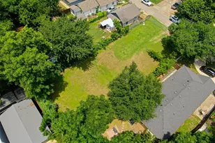 216 W Jerden Ln, Dallas, TX 75208 - Photo 1