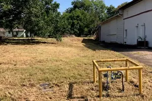 812 W 7th St, Bonham, TX 75418 - Photo 15