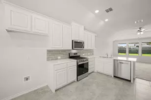 914 Madeline Ln, Cleburne, TX 76033 - Photo 3