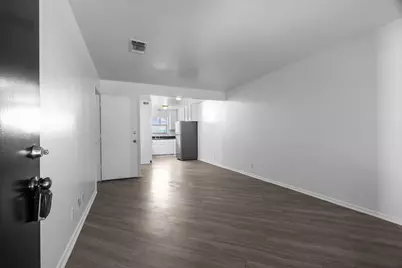 320 E 4th Street #204, Arlington, TX 76010 - Photo 3