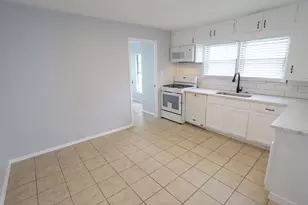 1020 S Adams St, McGregor, TX 76657 - Photo 3