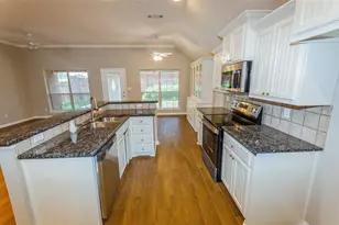 915 Cresthaven Dr, Cedar Hill, TX 75104 - Photo 5