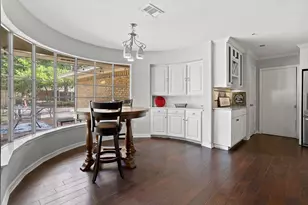 729 Surrey Cir, Grand Prairie, TX 75050 - Photo 5