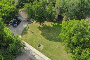 729 Surrey Cir, Grand Prairie, TX 75050 - Photo 15