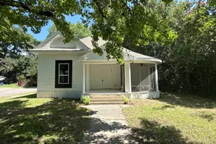 320 W 6th St, Bonham, TX 75418 - Photo 1