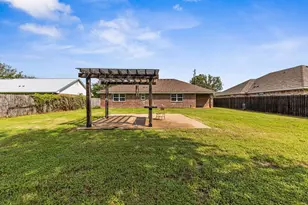 1005 Hooks St, Lacy Lakeview, TX 76705 - Photo 11