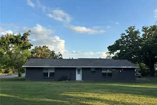 423 E 5th St, Bonham, TX 75418 - Photo 23