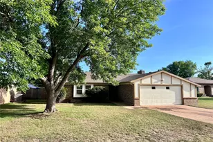 1612 Prince Ct, Benbrook, TX 76126 - Photo 3