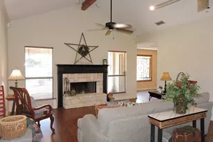 1025 Savannah Ln, Oak Ridge, TX 75142 - Photo 5