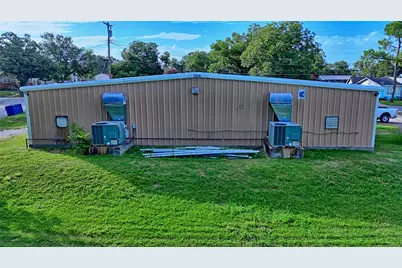 206 N Matthews Street, Bowie, TX 76230 - Photo 23