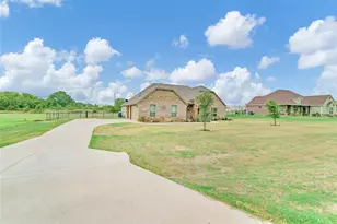 217 Maverick Ct, Granbury, TX 76049 - Photo 3