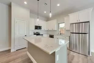 721 N Jefferson St, Pilot Point, TX 76258 - Photo 3