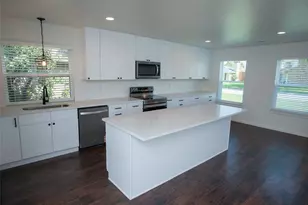 2214 Roundrock Dr, Carrollton, TX 75007 - Photo 3