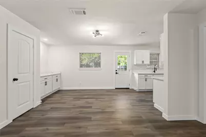 729 W Grenoble Drive, Grand Prairie, TX 75052 - Photo 7