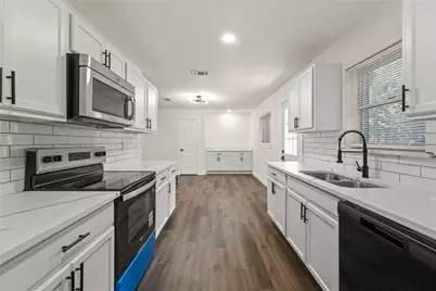 729 W Grenoble Drive, Grand Prairie, TX 75052 - Photo 13