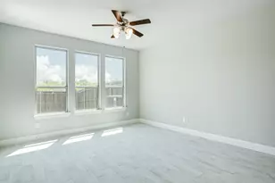 572 Hutchinson Ln, Lewisville, TX 75077 - Photo 5