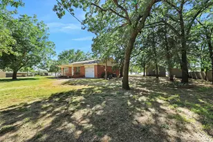 404 Selma Rd, Bowie, TX 76230 - Photo 5