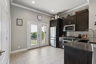 722 E 1st St, Fort Worth, TX 76102 - Photo 3