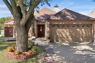 320 Fairhavens Dr, Grand Prairie, TX 75050 - Photo 1
