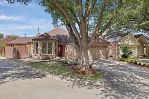 320 Fairhavens Dr, Grand Prairie, TX 75050 - Photo 3