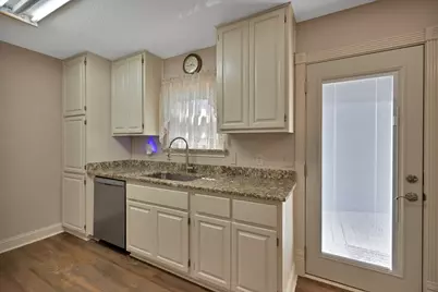 320 Fairhavens Drive, Grand Prairie, TX 75050 - Photo 9