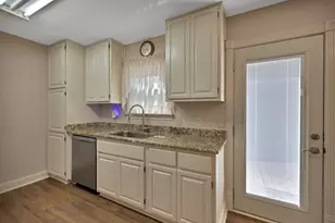 320 Fairhavens Dr, Grand Prairie, TX 75050 - Photo 9