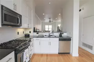 708 Skyline Bluff Ct, Fort Worth, TX 76102 - Photo 3