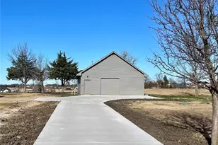 867 Durning Rd, Van Alstyne, TX 75495 - Photo 9