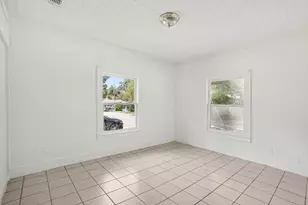 302 S Wood St, Cleburne, TX 76033 - Photo 5