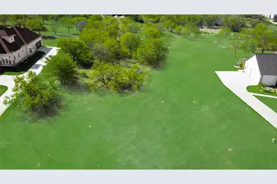 1016 Mallard Pointe Drive, Grand Prairie, TX 75104 - Photo 3