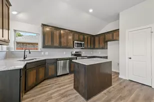 1102 Holly St, Cleburne, TX 76033 - Photo 9