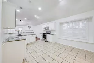 939 Wood Brook Dr, Grand Prairie, TX 75052 - Photo 5