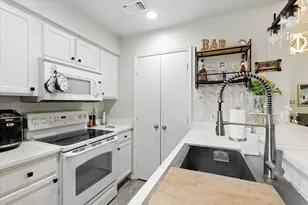 1463 Meadowood Village Dr, Fort Worth, TX 76120 - Photo 5