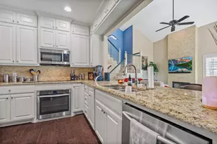 213 Cimarron Trail, Irving, TX 75063 - Photo 9