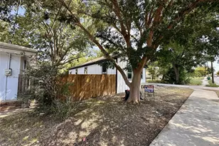 1007 E Broadway St, Gainesville, TX 76240 - Photo 3