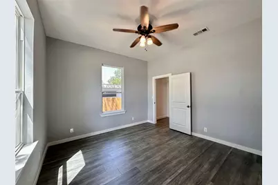 1007 E Broadway Street, Gainesville, TX 76240 - Photo 11