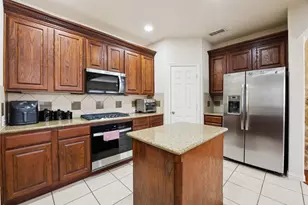 1057 Kaylie St, Grand Prairie, TX 75052 - Photo 9