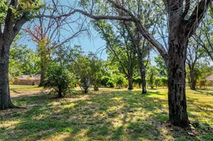 2405 Meadow Ln, Grand Prairie, TX 75050 - Photo 29