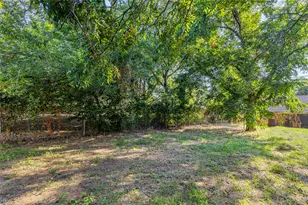 2405 Meadow Ln, Grand Prairie, TX 75050 - Photo 31