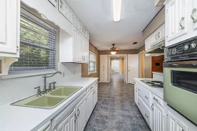 2405 Meadow Lane, Grand Prairie, TX 75050 - Photo 11