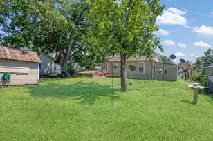 515 E 15th St, Bonham, TX 75418 - Photo 25