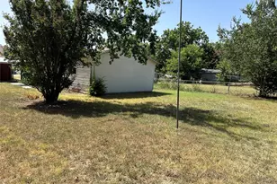 610 Cooper St, Bowie, TX 76230 - Photo 9