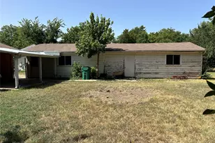 610 Cooper St, Bowie, TX 76230 - Photo 7