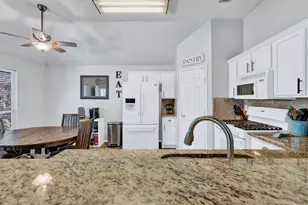 431 Hidden Ridge Dr, Burleson, TX 76028 - Photo 13