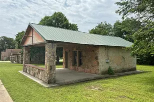 400 S Broad St, Saint Jo, TX 76265 - Photo 3