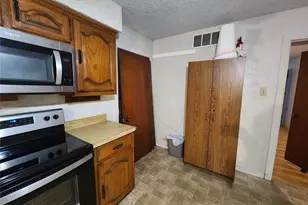 209 E 2nd St, Quinlan, TX 75474 - Photo 3