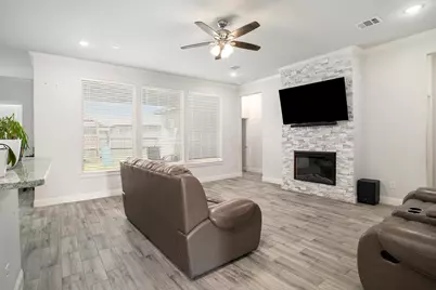 1824 Royal Lake Drive, Grand Prairie, TX 75052 - Photo 5