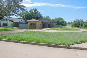 1001 E Lindsey St, Breckenridge, TX 76424 - Photo 1