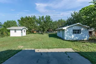 1408 Nugent St, Bowie, TX 76230 - Photo 31