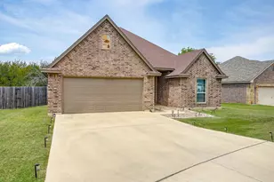 2313 Springhill Ct, Mineral Wells, TX 76067 - Photo 3